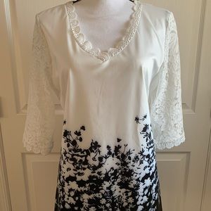 Blouse with lace sleeves